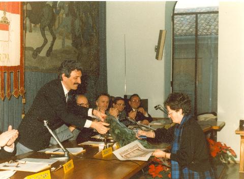 Una premiazione scattata in occasione del 25° anniversario dalla fondazione dell'Associazione Autonoma Artigiani Cremaschi. Si riconosce Luigi Vedrietti, presidente dell'Associazione tra il 1979 e il 1987