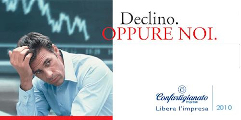 Un uomo si prende la testa e il motto: Declino. Oppure noi. Confartigianato: fare Impresa.
